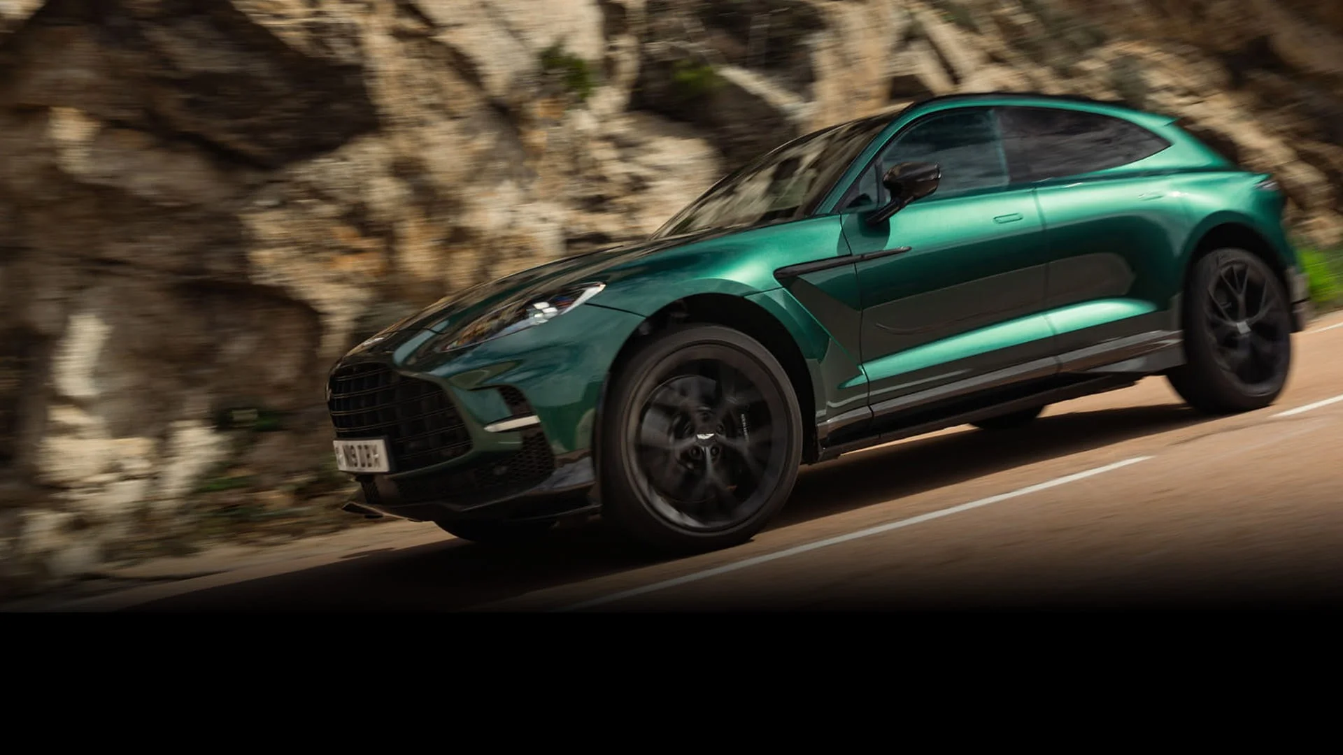 Aston Martin DBX – ảnh đại diện