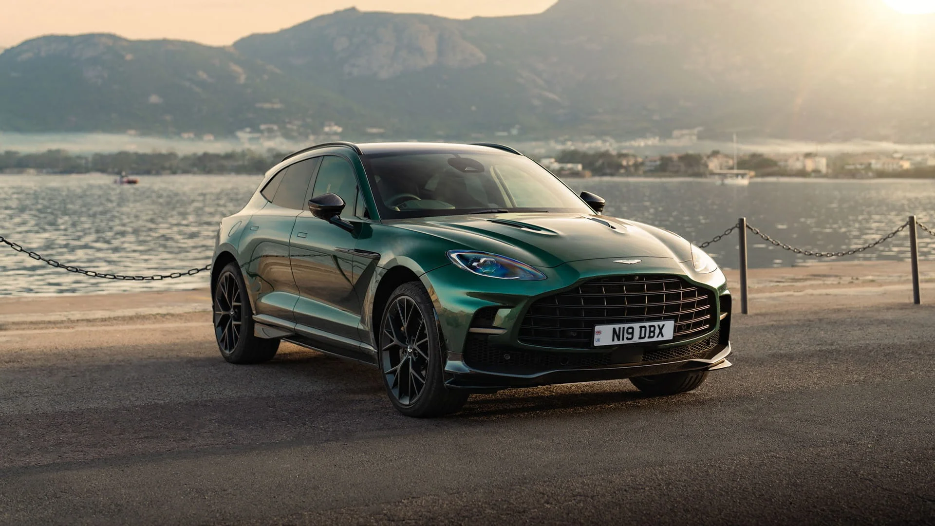 Aston Martin DBX – góc nghiêng trước