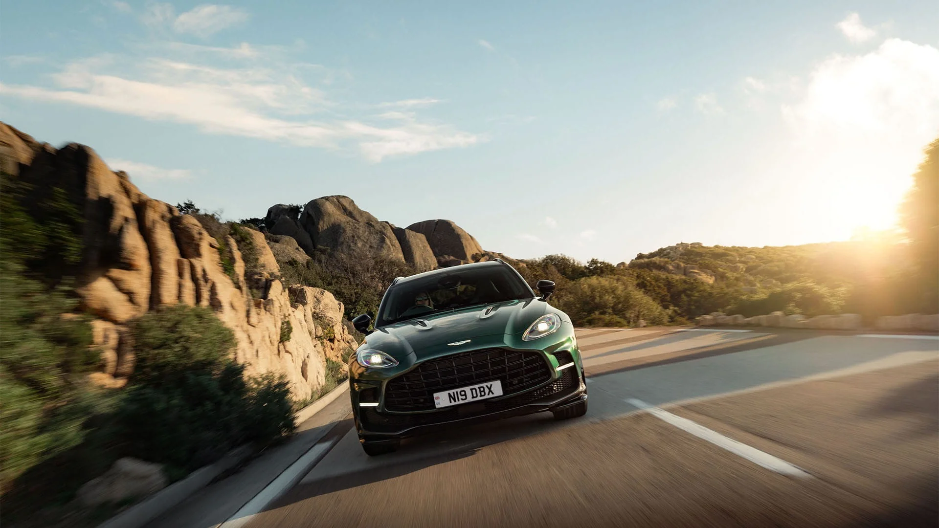 Aston Martin DBX – vận hành đường núi