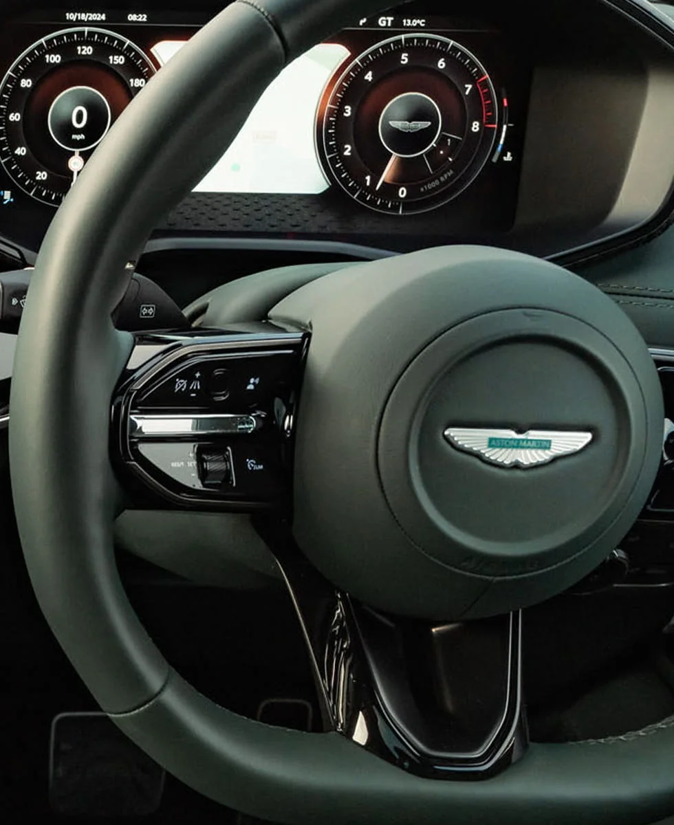 Aston Martin DBX – vô-lăng