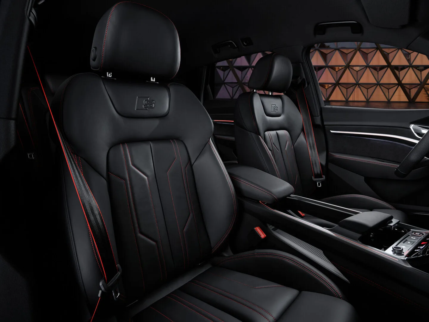 Audi Q8 e-tron – ghế trước