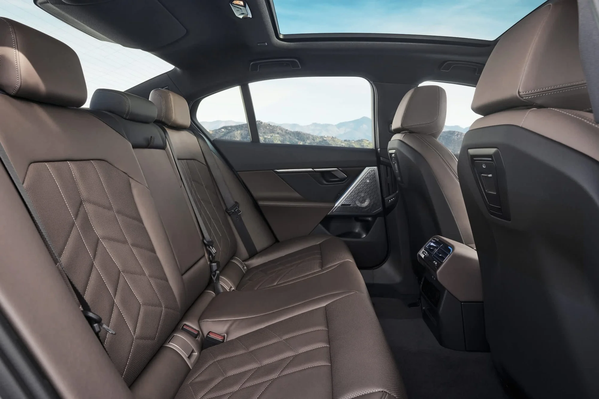 BMW 5 Series – hàng ghế sau