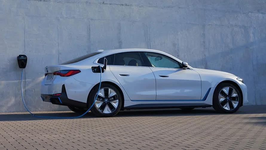 BMW i4 – sạc điện