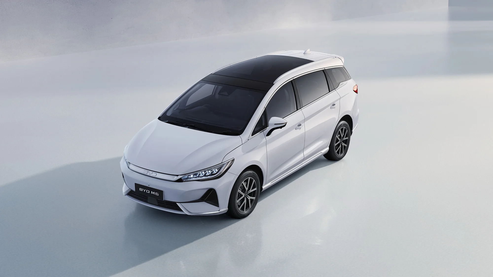 BYD M6 – góc nghiêng trước