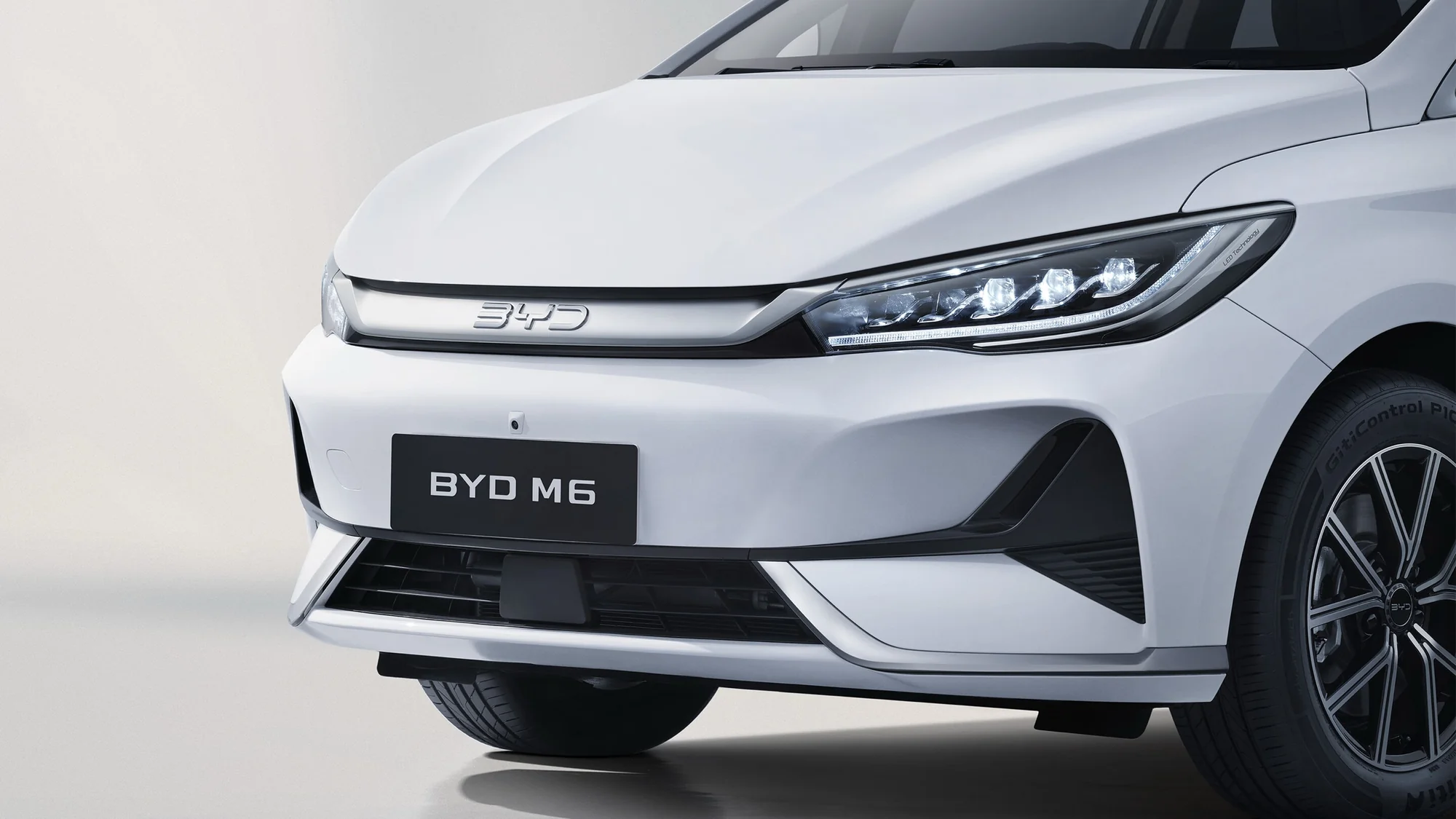 BYD M6 – đầu xe