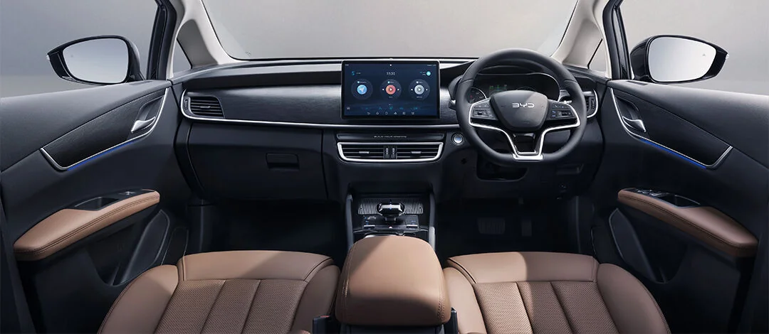 BYD M6 – khoang lái