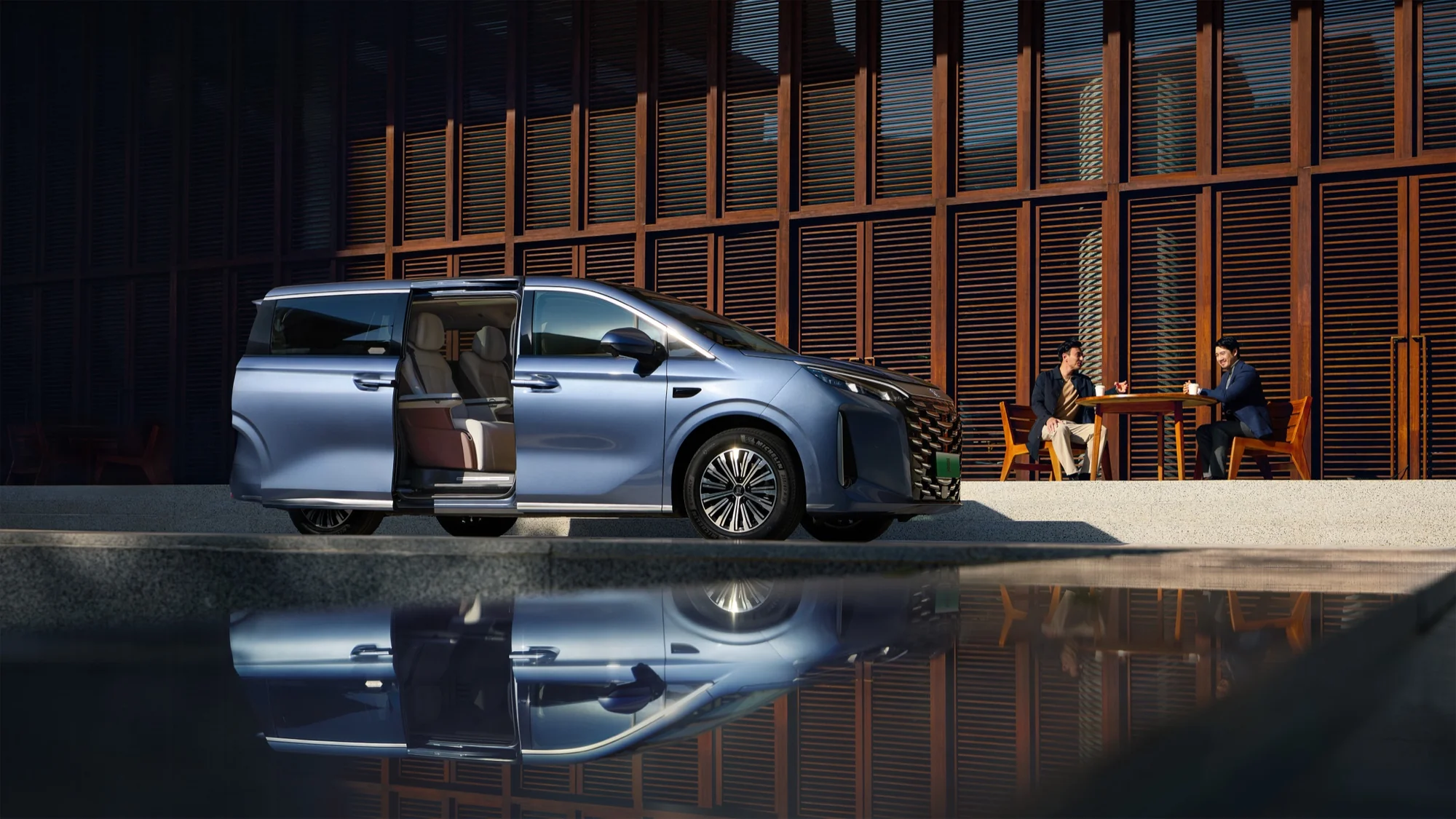 BYD M9 – cửa trượt