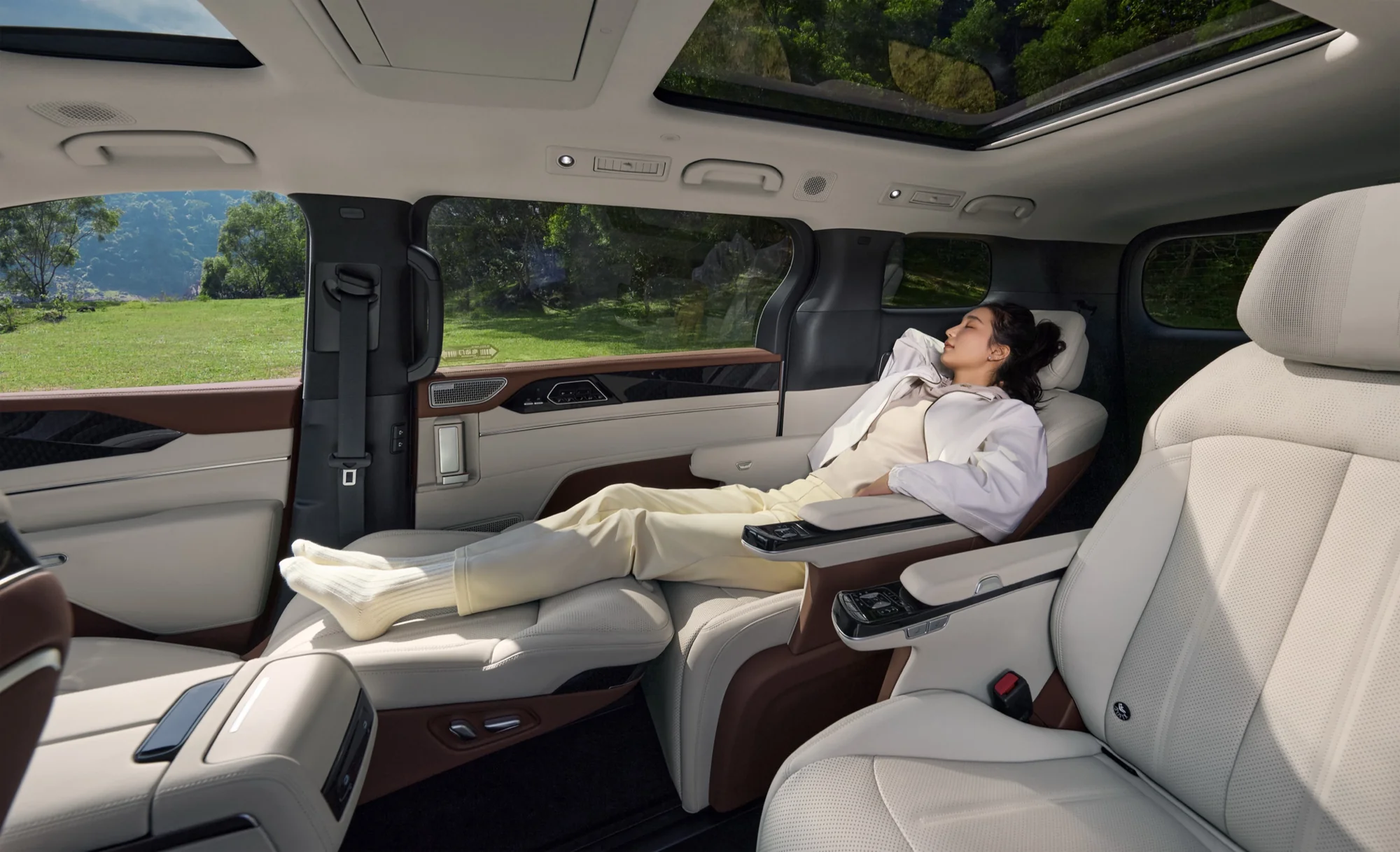 BYD M9 – ghế thương gia hàng hai