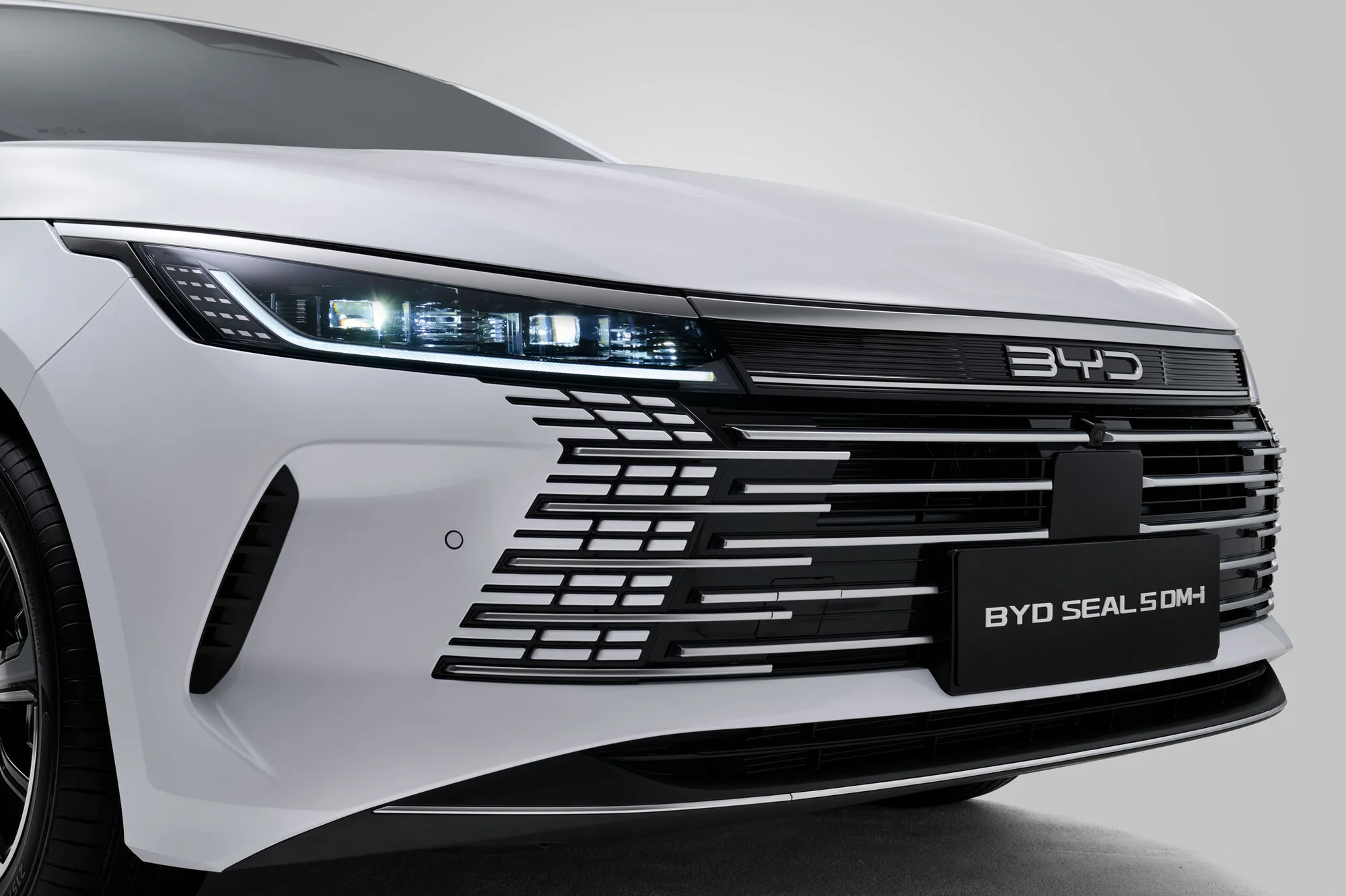 BYD Seal 5 – đầu xe, đèn LED