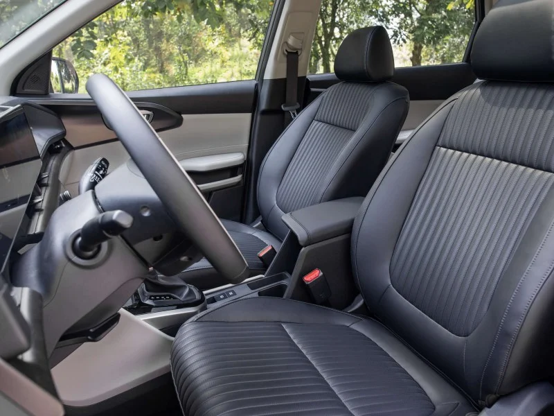 Kia Carens Clavis – ghế trước