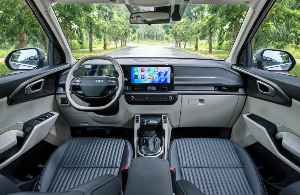 Kia Carens Clavis – khoang lái