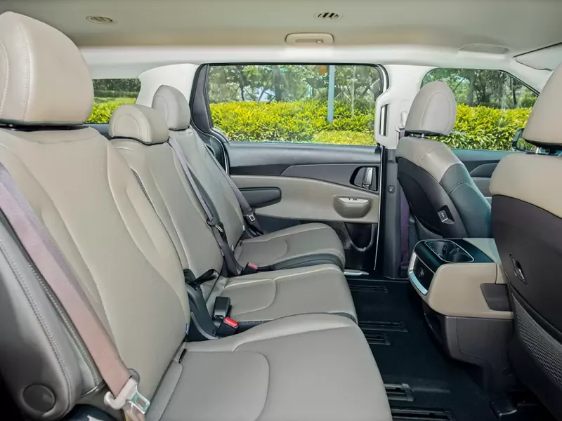 Kia Carnival – hàng ghế sau