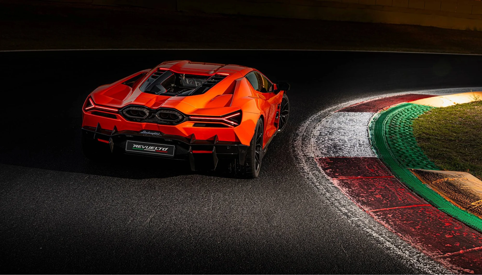 Lamborghini Revuelto – đuôi xe