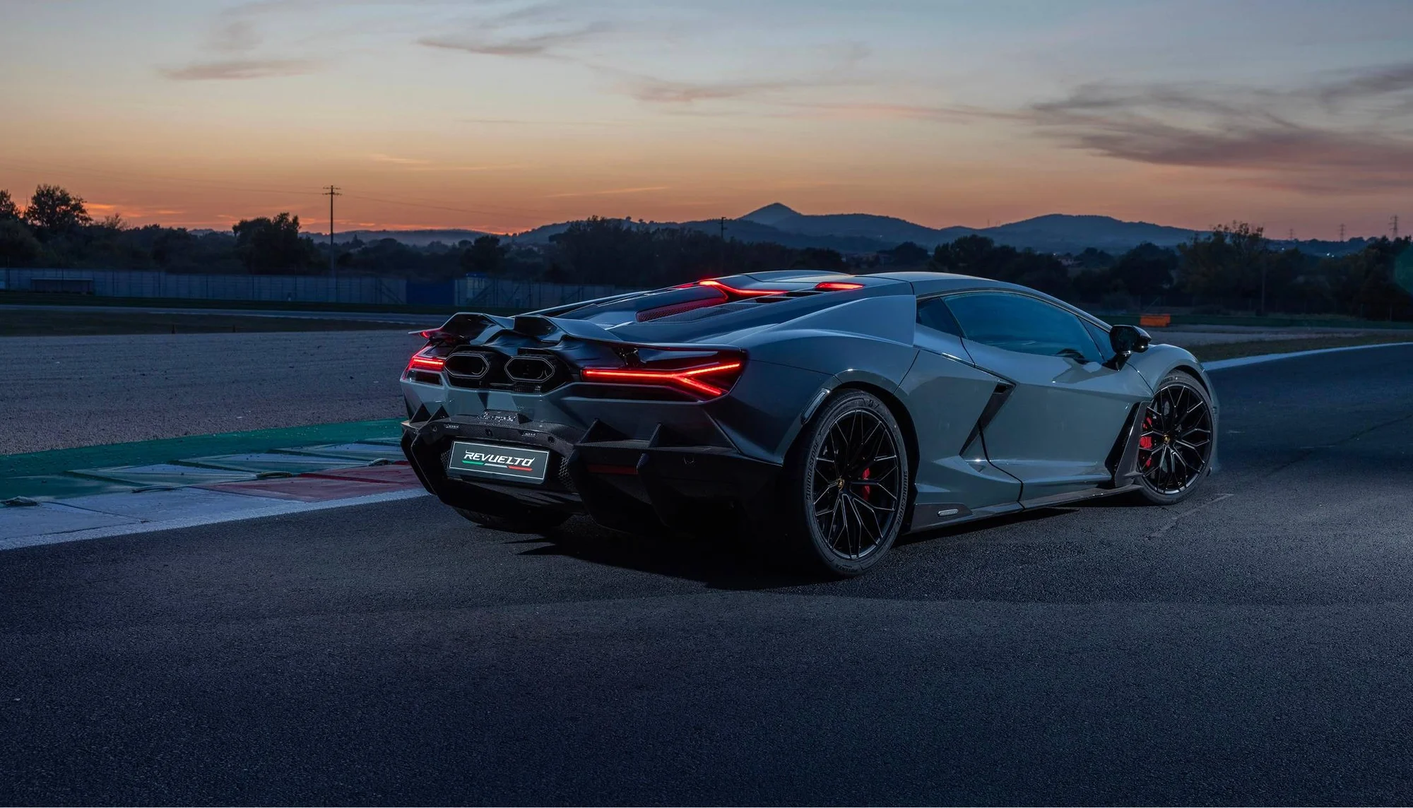 Lamborghini Revuelto – đuôi xe