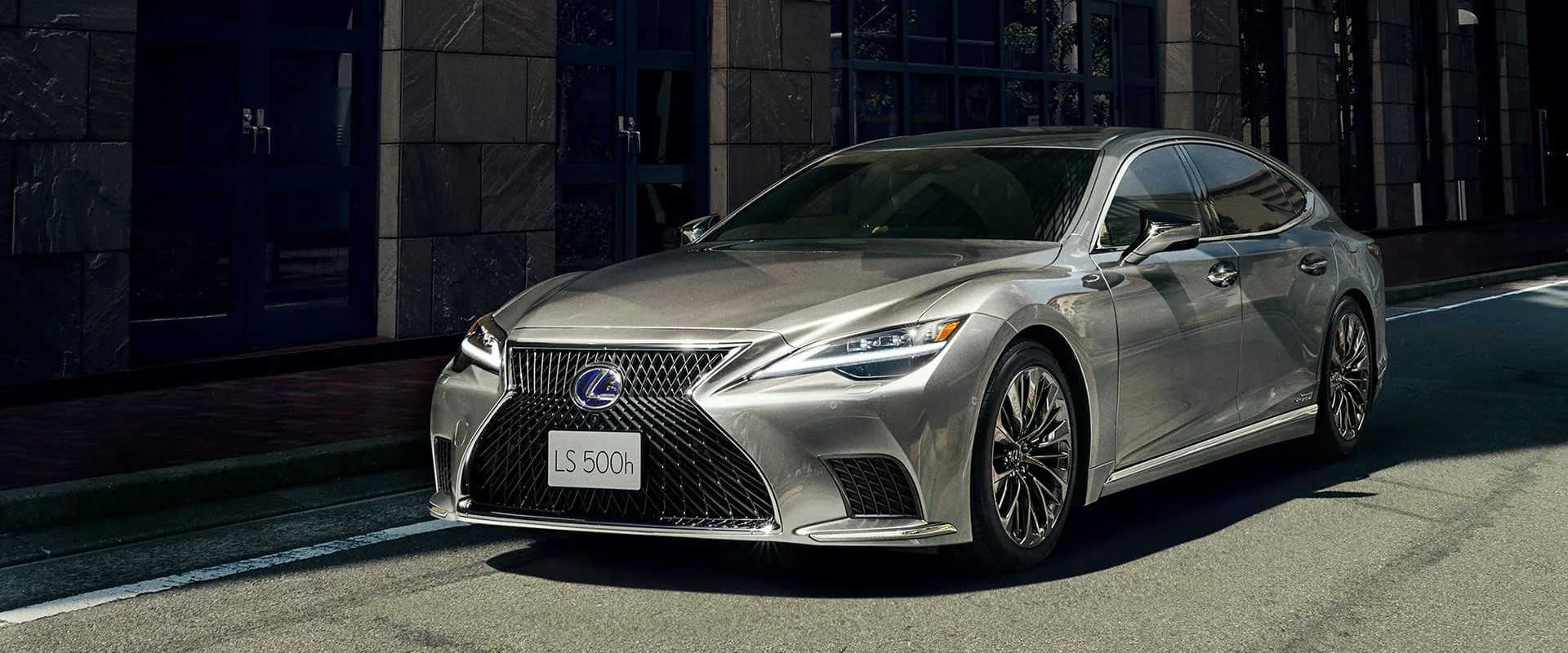 Lexus LS – bản màu bạc