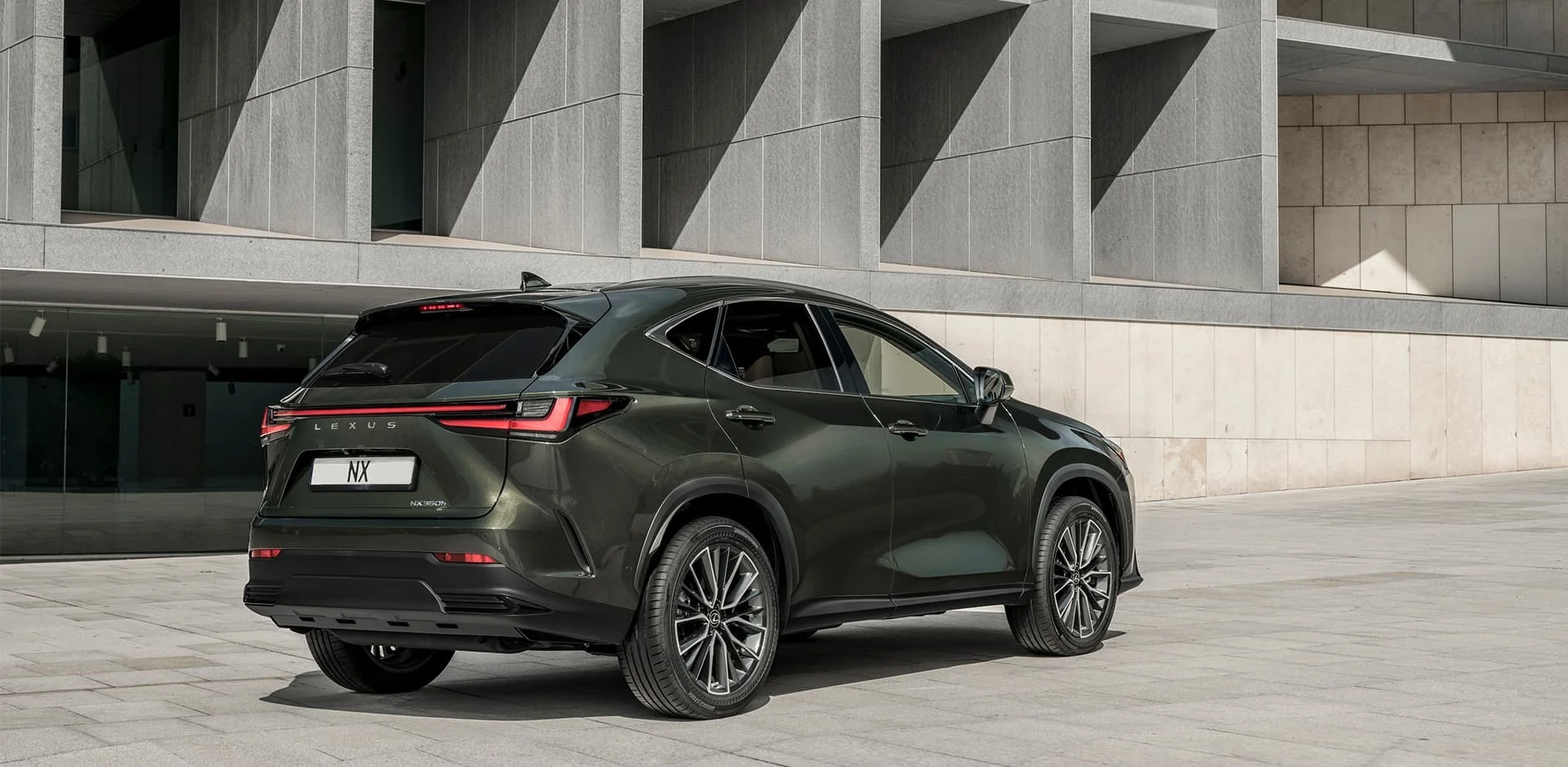 Lexus NX – đuôi xe