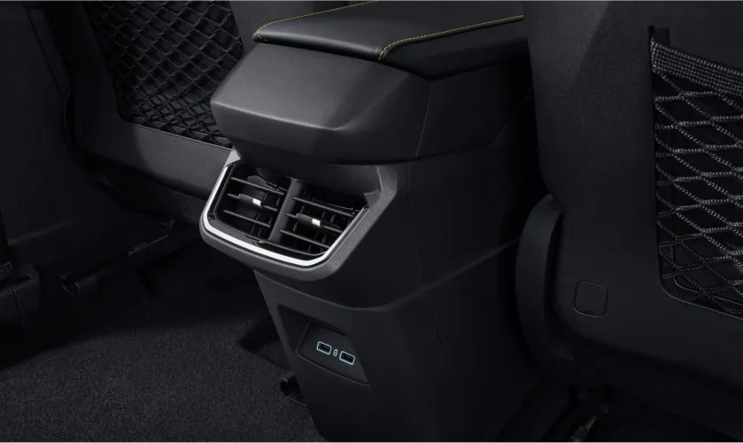 Lynk & Co 06 – cửa gió điều hòa hàng ghế sau