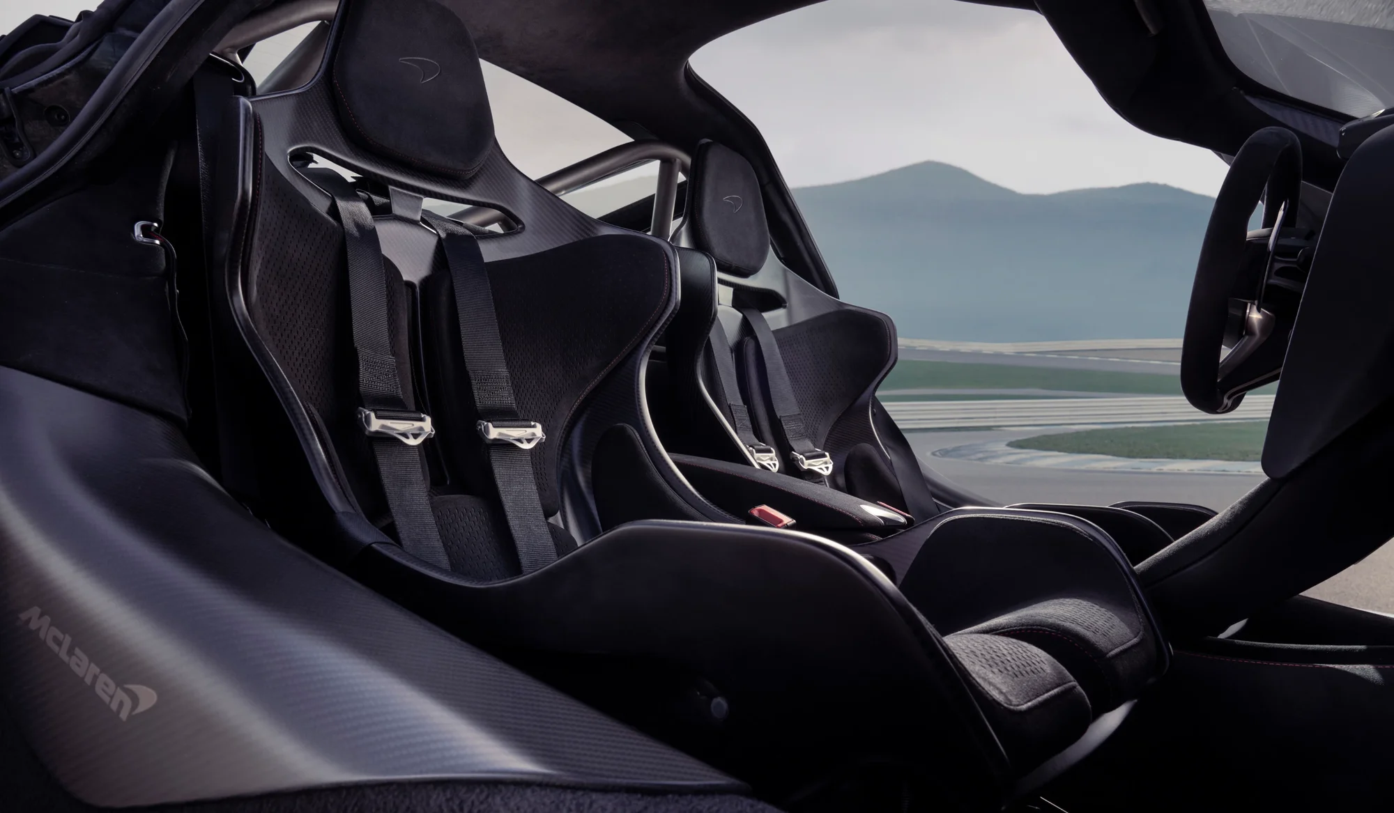 McLaren 750S – khoang lái