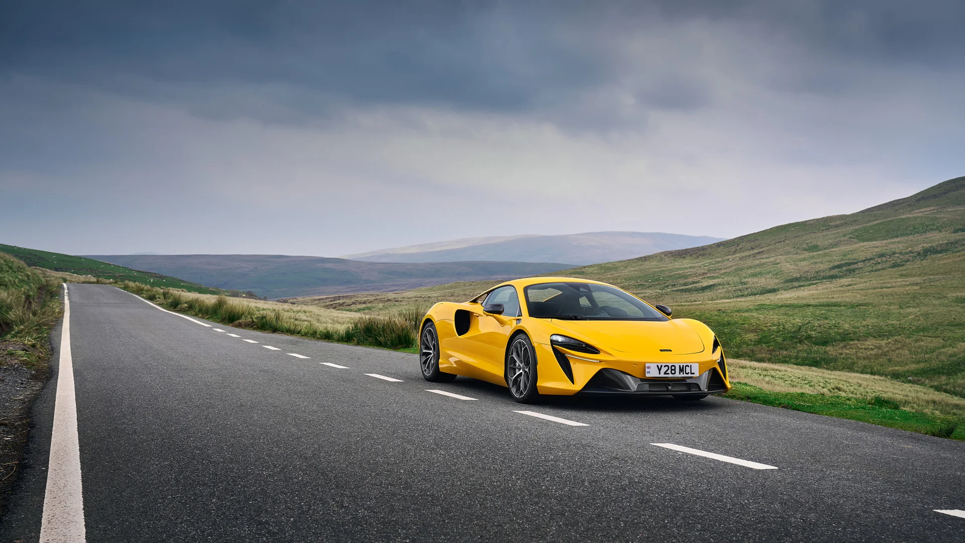 McLaren Artura – bản màu vàng