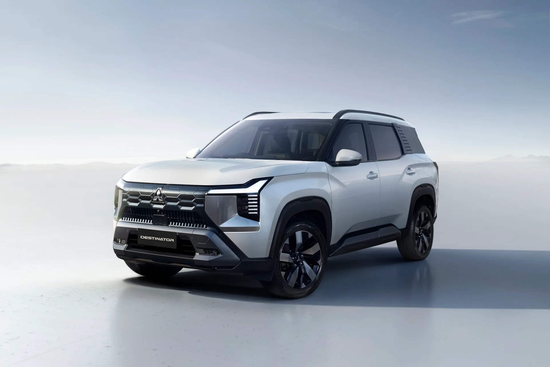 Mitsubishi Destinator – góc nghiêng trước