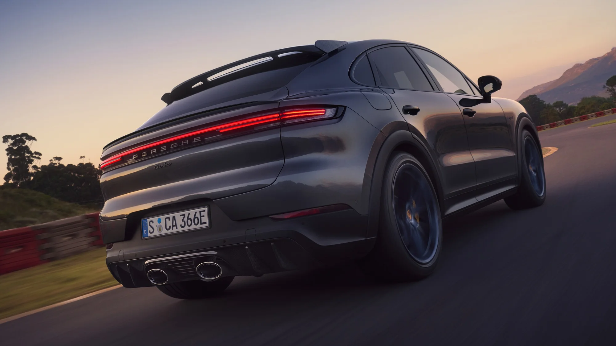 Porsche Cayenne Electric – đuôi xe