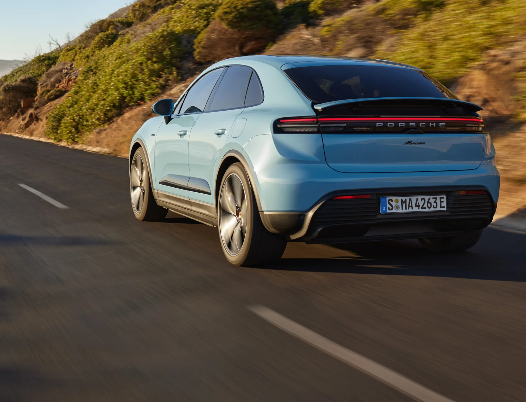 Porsche Macan Electric – trên đường