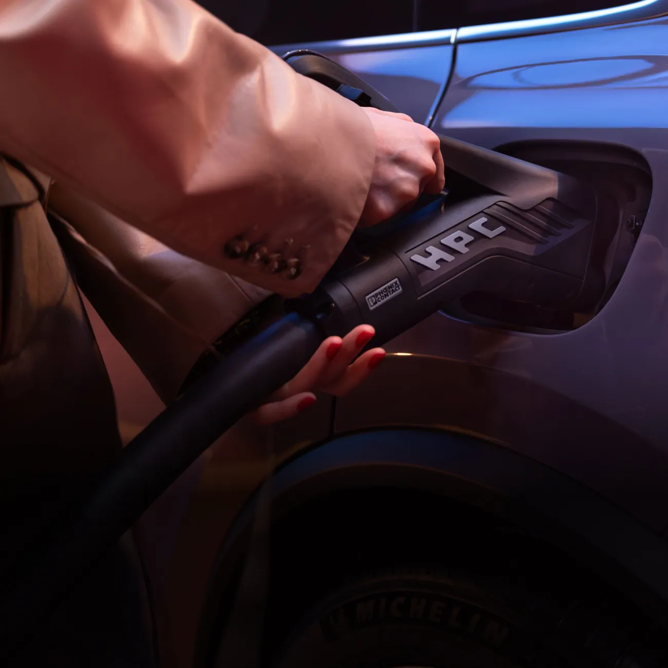 Porsche Macan Electric – cổng sạc