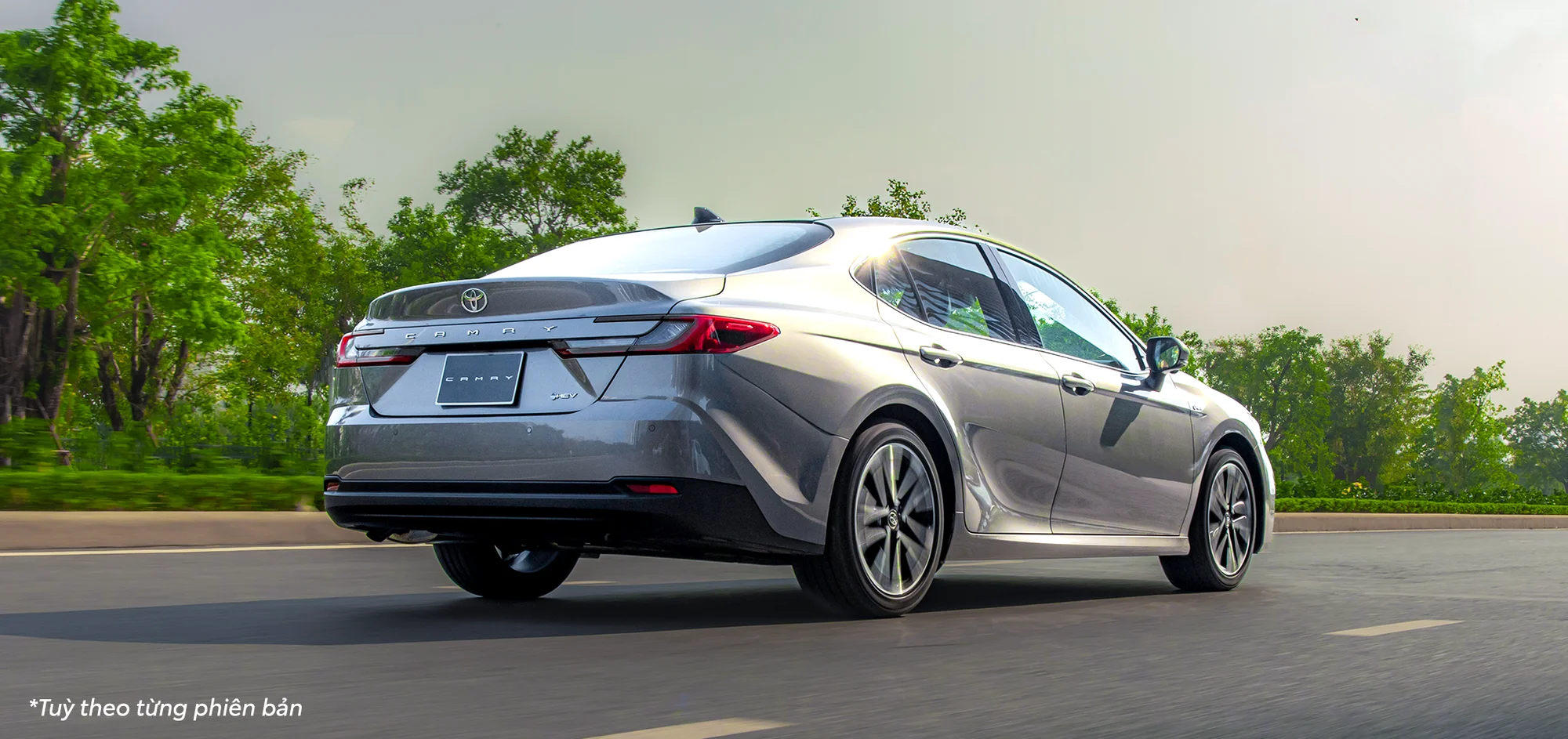 Toyota Camry – góc nghiêng sau