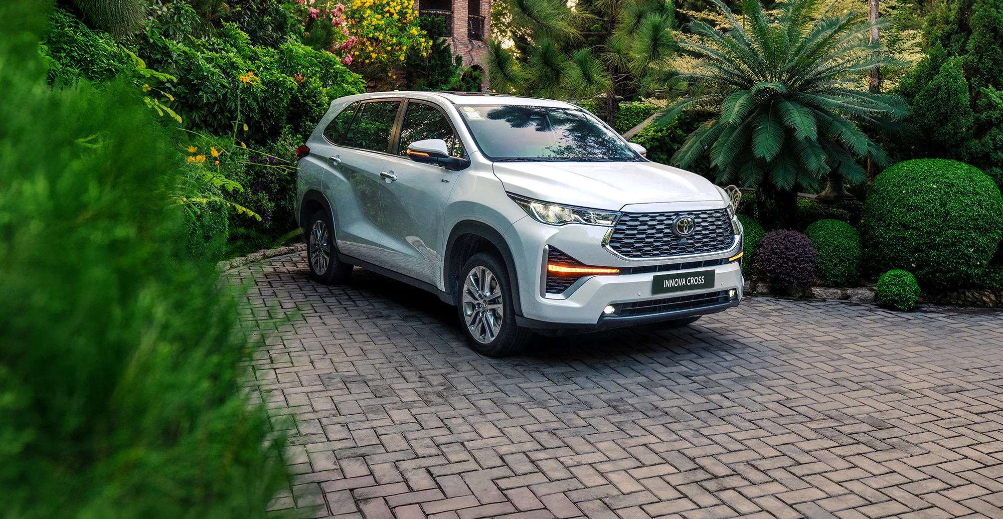 Toyota Innova Cross – góc nghiêng trước