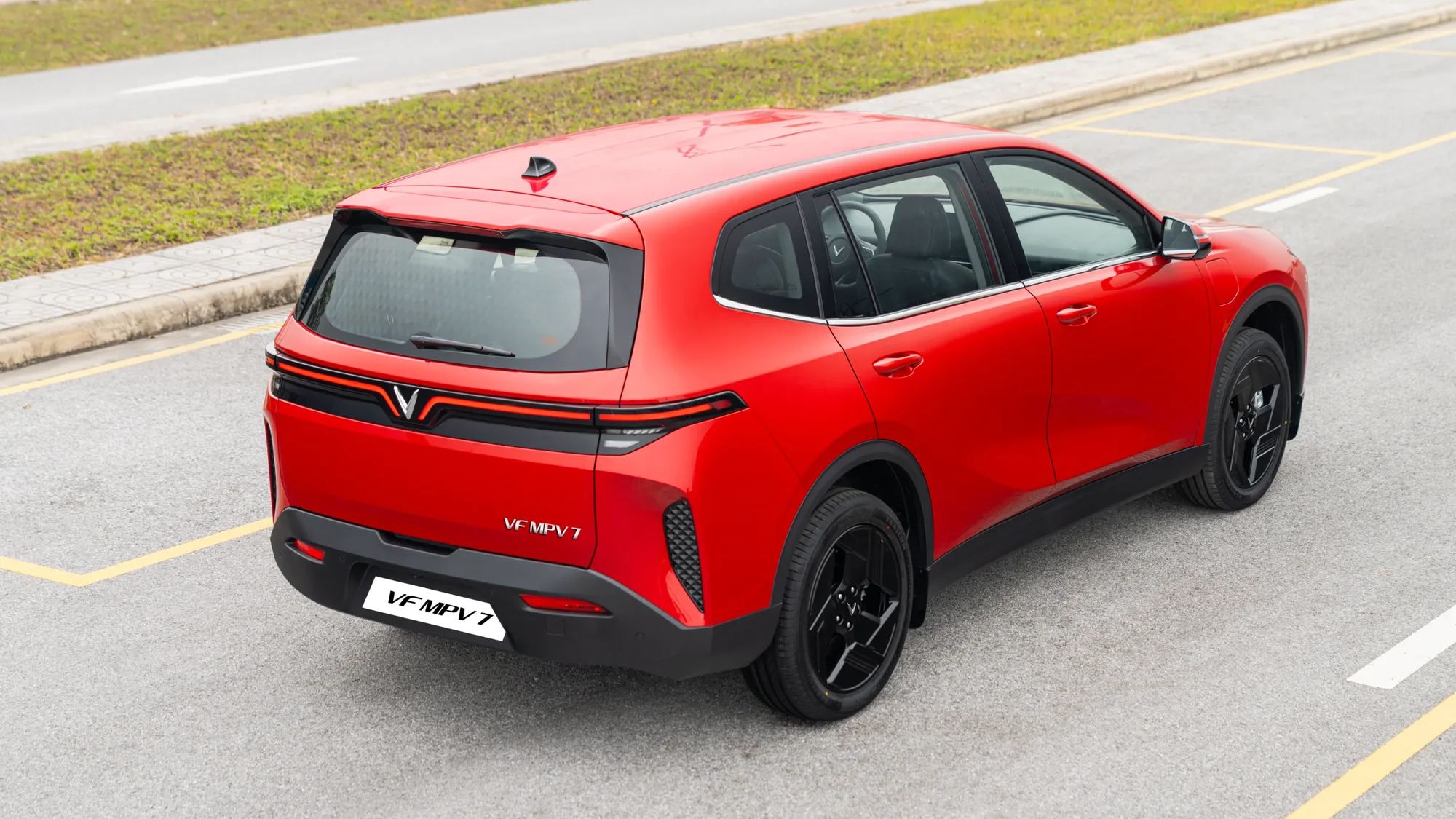 VinFast VF MPV 7 – bản màu đỏ