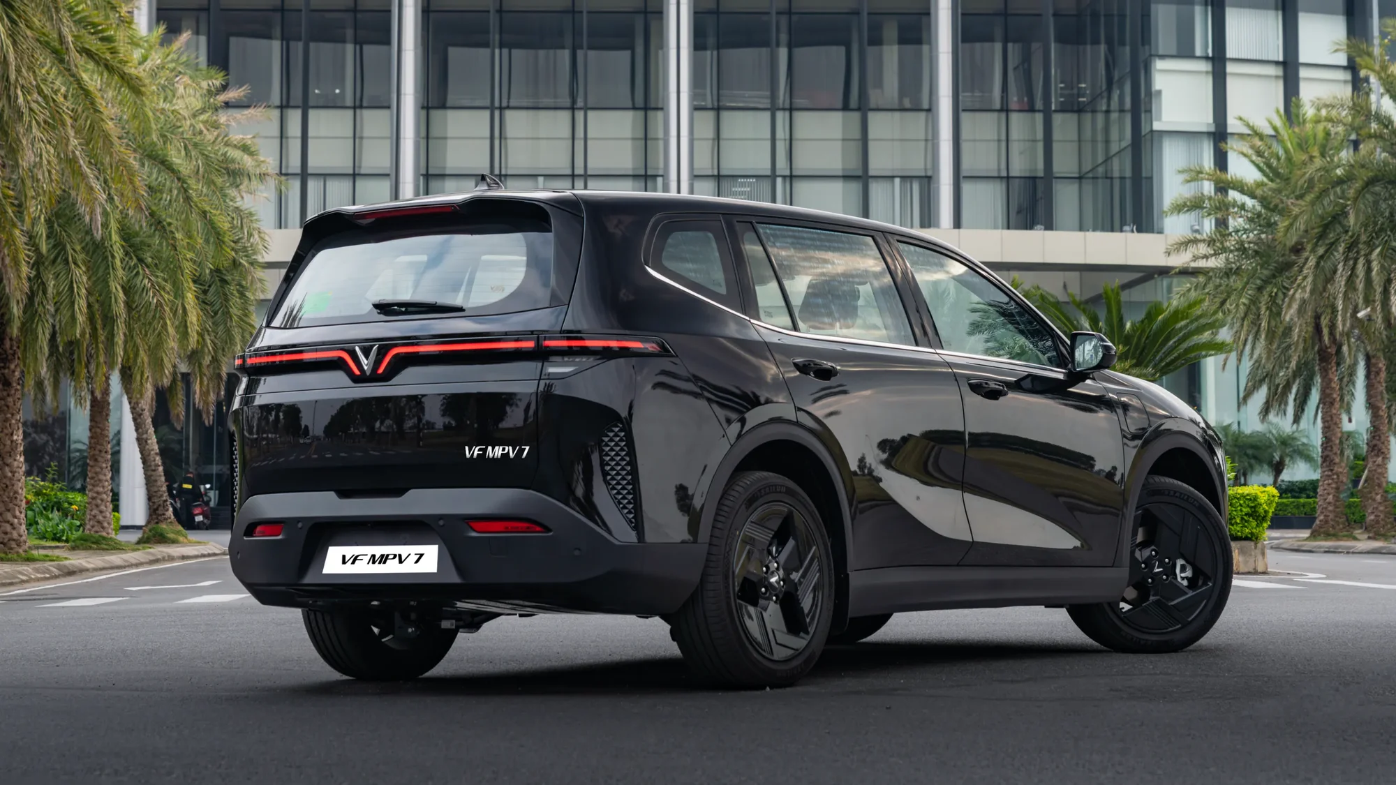 VinFast VF MPV 7 – bản màu đen