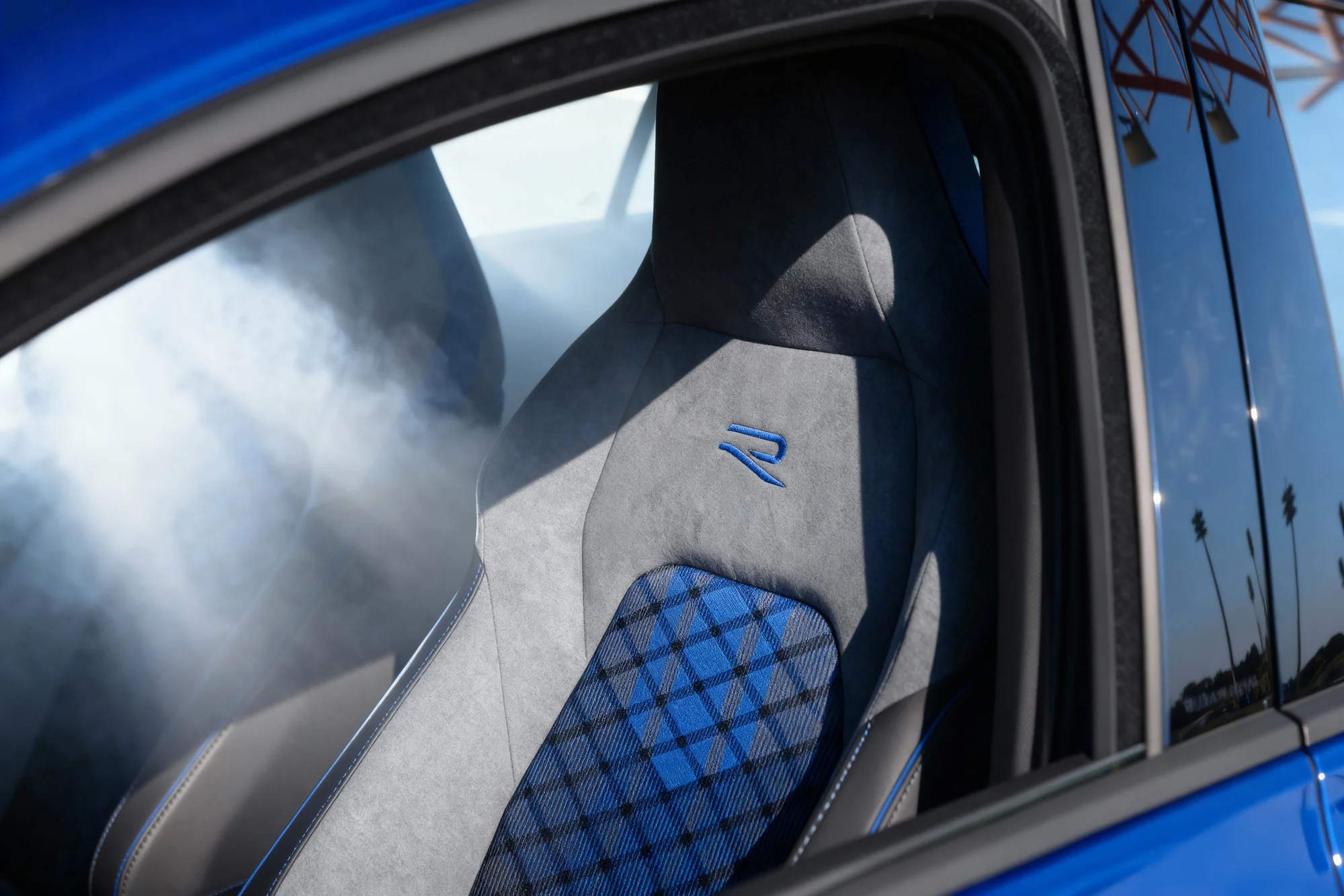 Volkswagen Golf R – ghế thể thao R