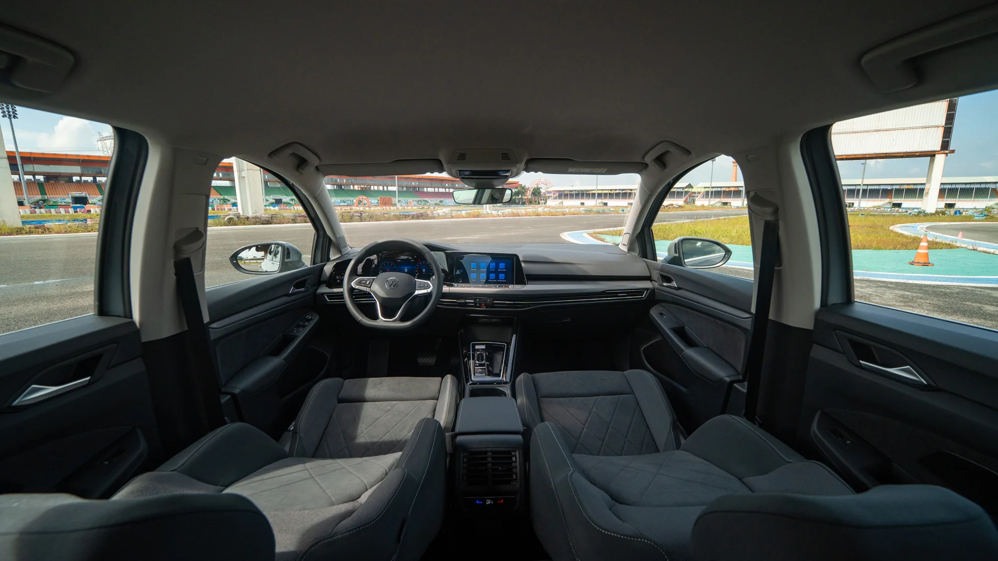 Volkswagen Golf – nội thất nhìn từ hàng ghế sau