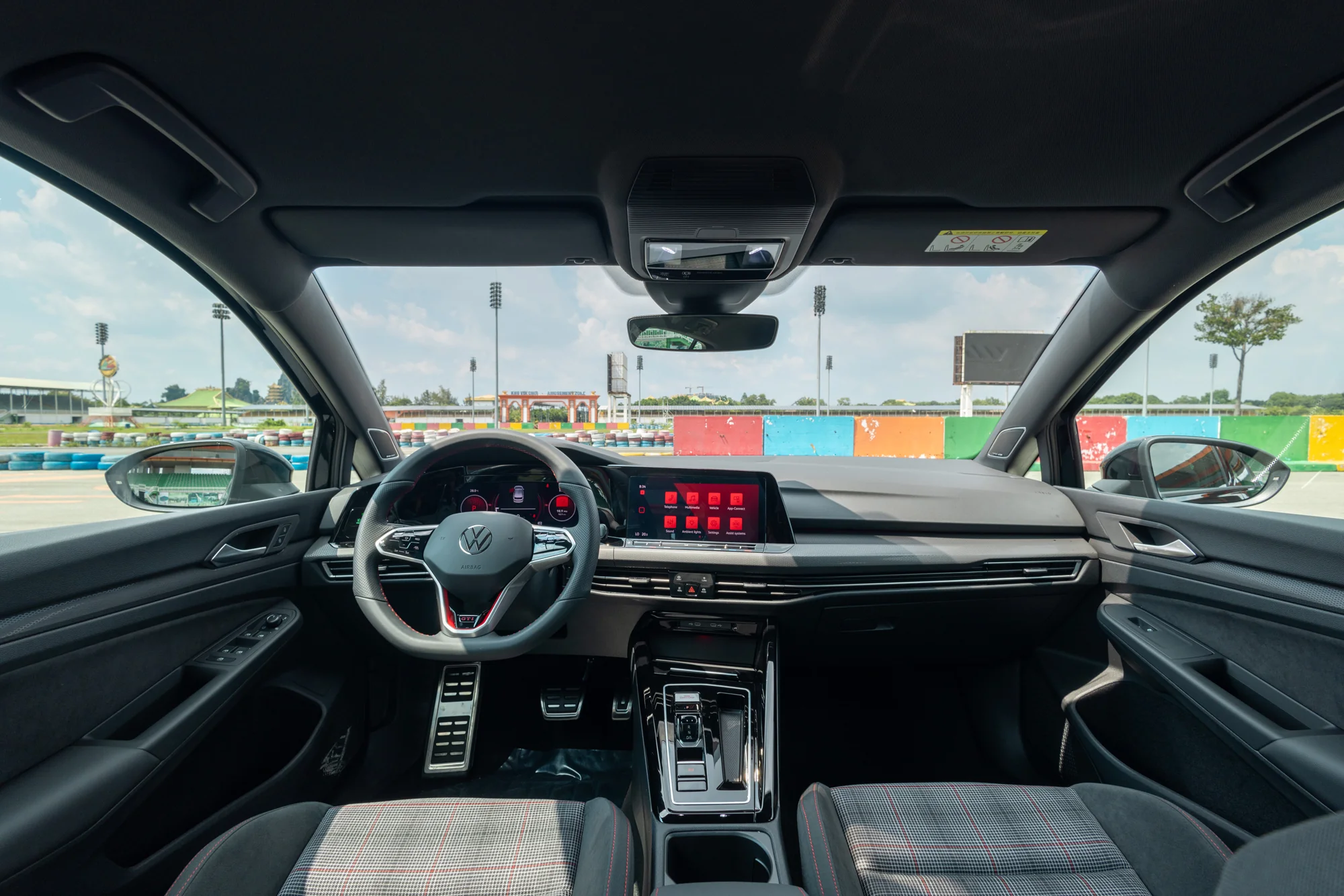 Volkswagen Golf GTI – khoang lái
