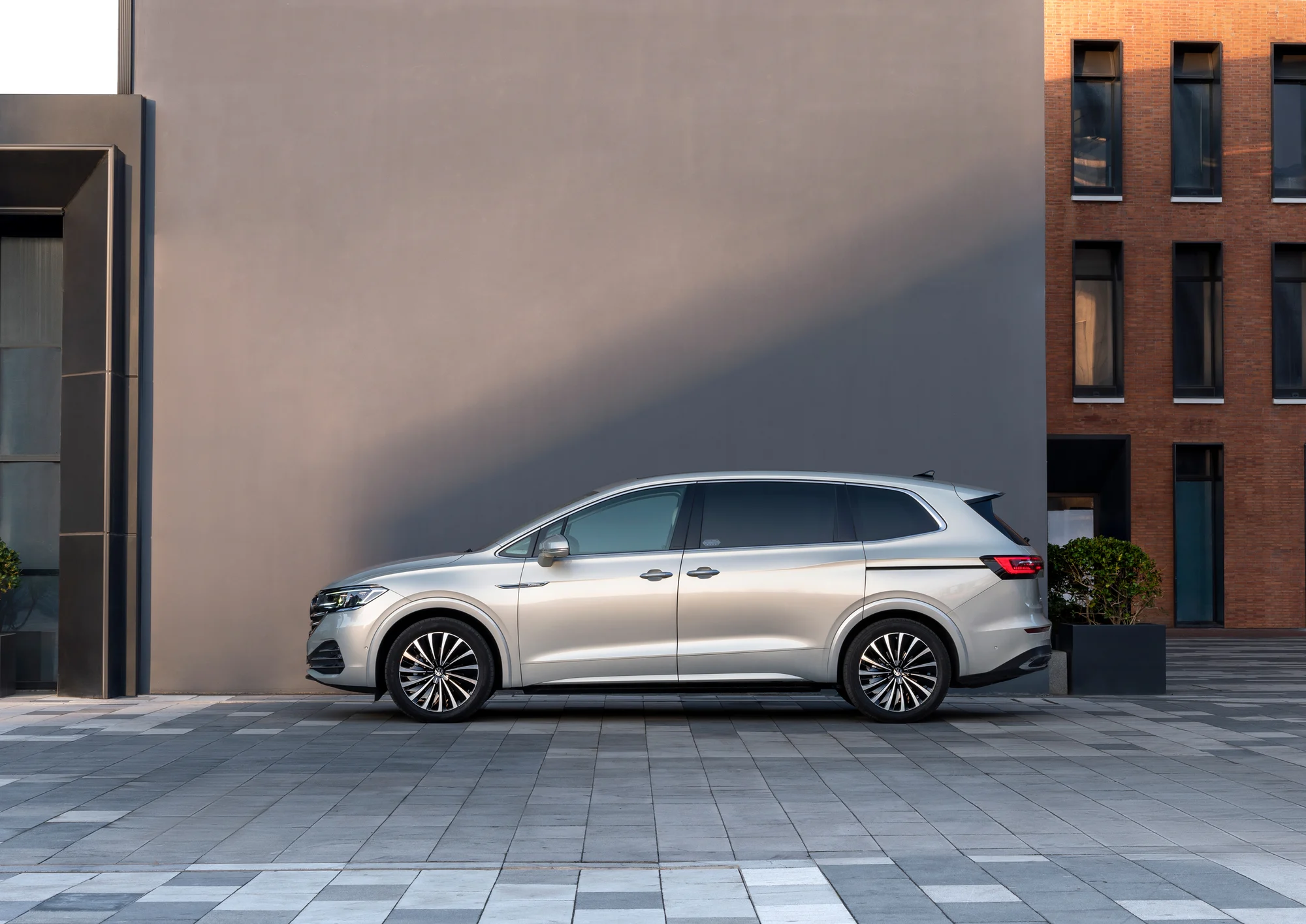 Volkswagen Viloran – thân xe nhìn ngang