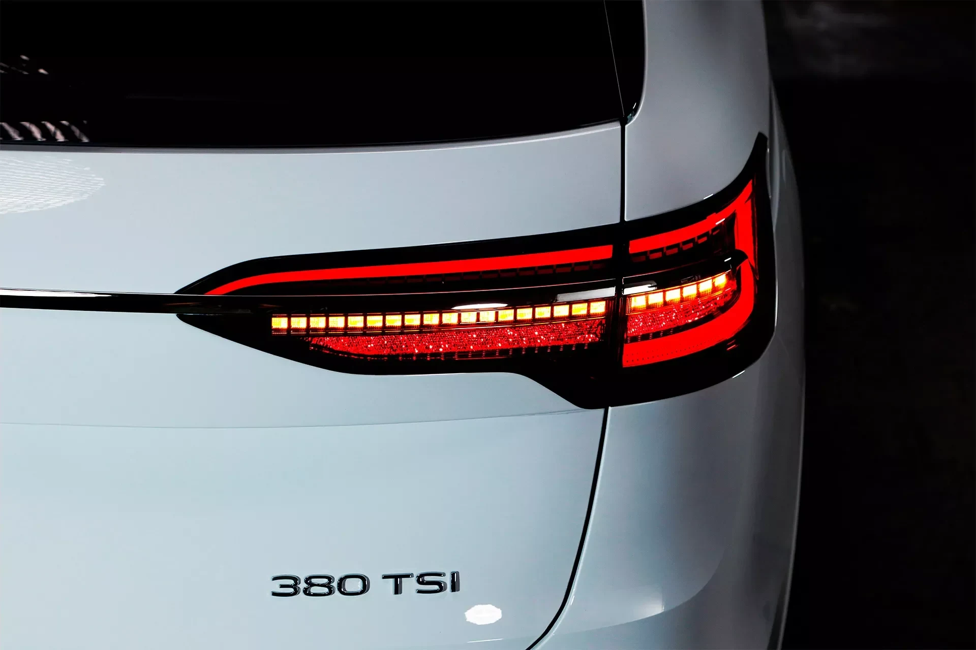 Volkswagen Viloran – đèn hậu LED