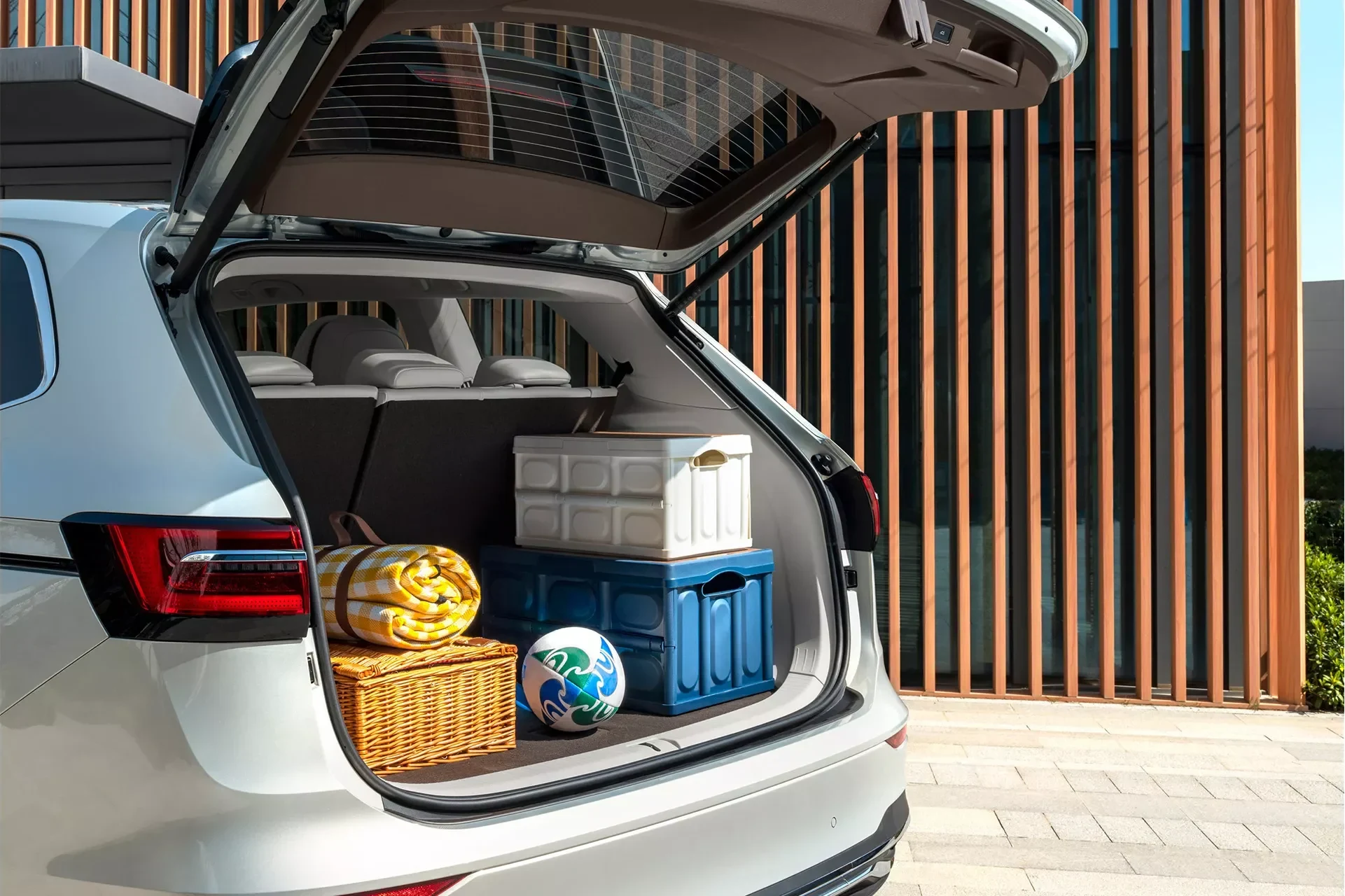 Volkswagen Viloran – cốp sau mở điện