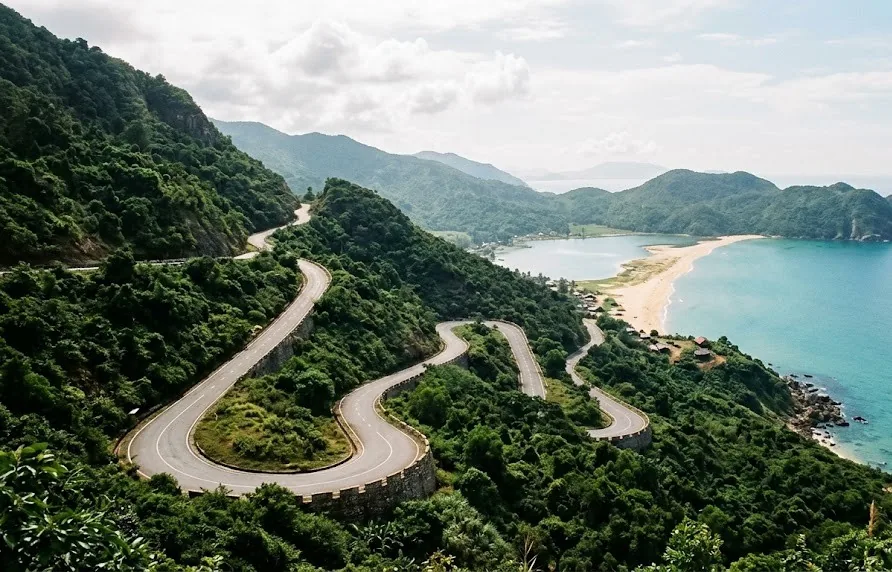 Da Nang’s Best Scenic Drives: Coastal Routes and Mountain Passes 2026