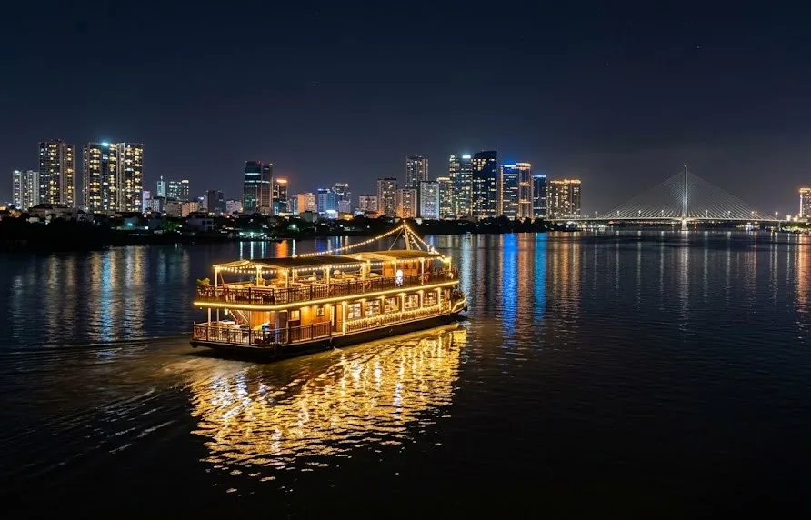 Han River Cruise Da Nang: Choosing a Boat, Tickets and Boarding