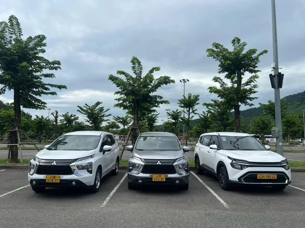 다낭 공항의 Da Nang Chill Ride 7인승 Mitsubishi Xpander 차량