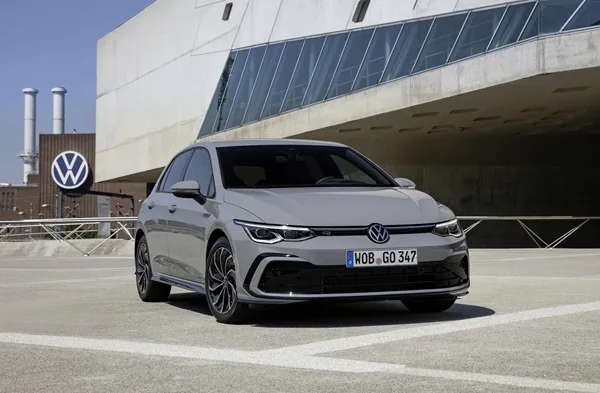 VW Golf R Line 2025:Phong cách thể thao, cá tính khác biệt, giá chỉ 998 triệu.