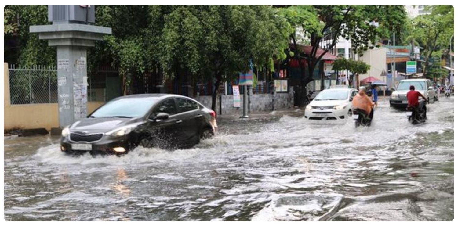 Kinh nghiệm lái xe qua vùng ngập nước an toàn tránh chết máy